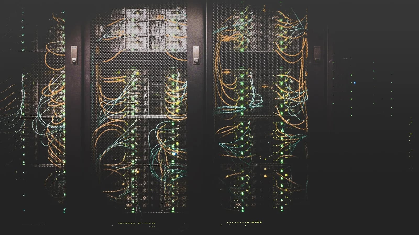 Strežniške omare v podatkovnem centru